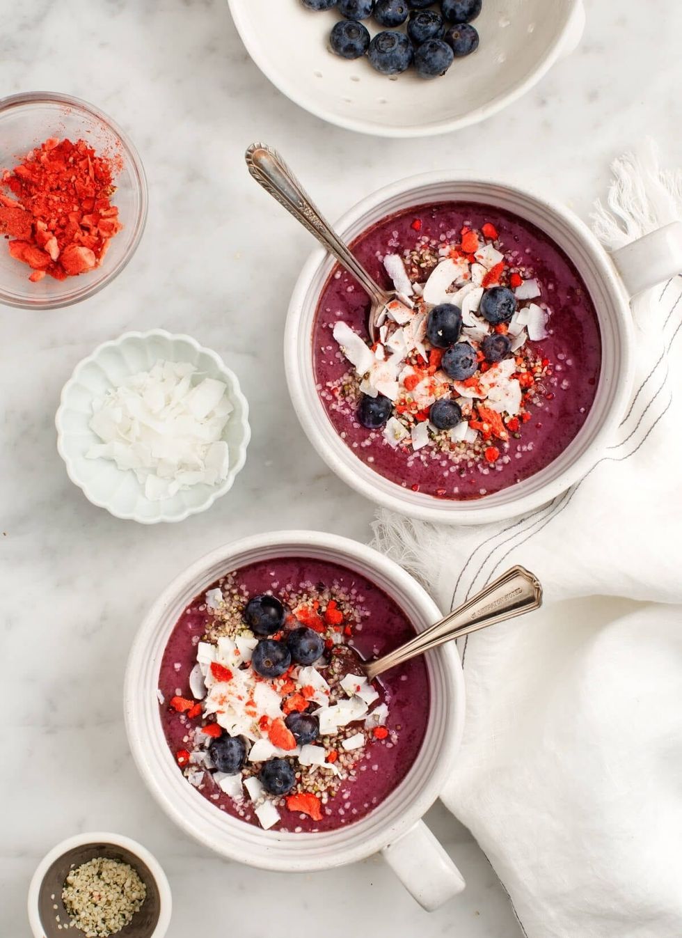 Berry superfood smoothie bowl