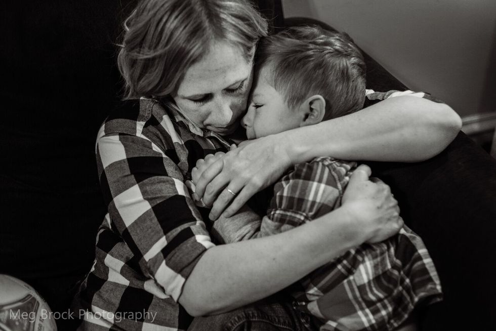 viral photos capture family grieving 1 Motherly