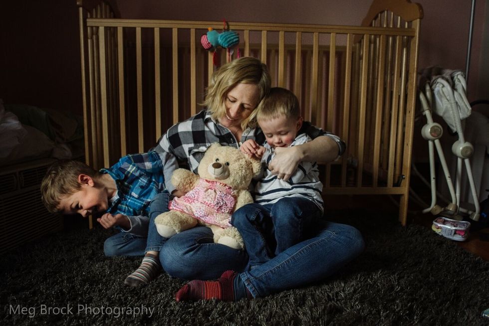 viral photos capture family grieving 2 Motherly