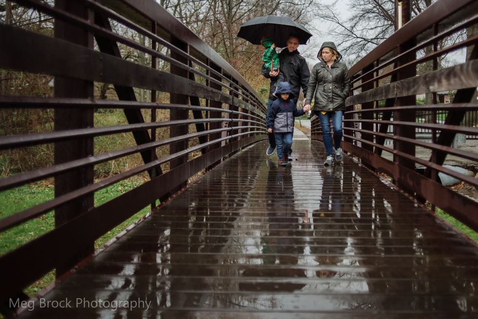 viral photos capture family grieving 3 Motherly