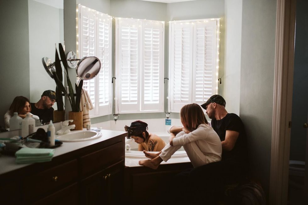 These viral photos of a mom's home birth surrounded by her 5 daughters will leave you in awe viral photos home birth with five daughters 2