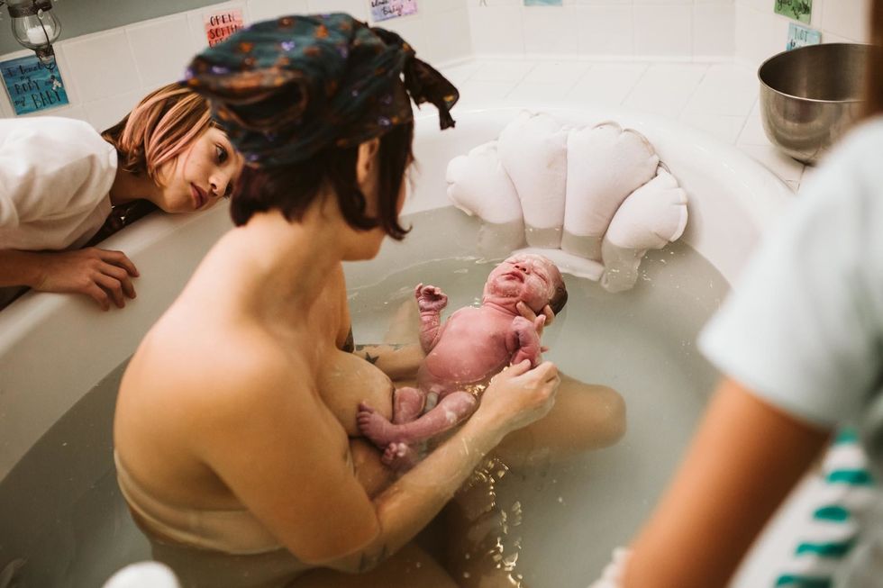 These viral photos of a mom's home birth surrounded by her 5 daughters will leave you in awe viral photos home birth with five daughters 4