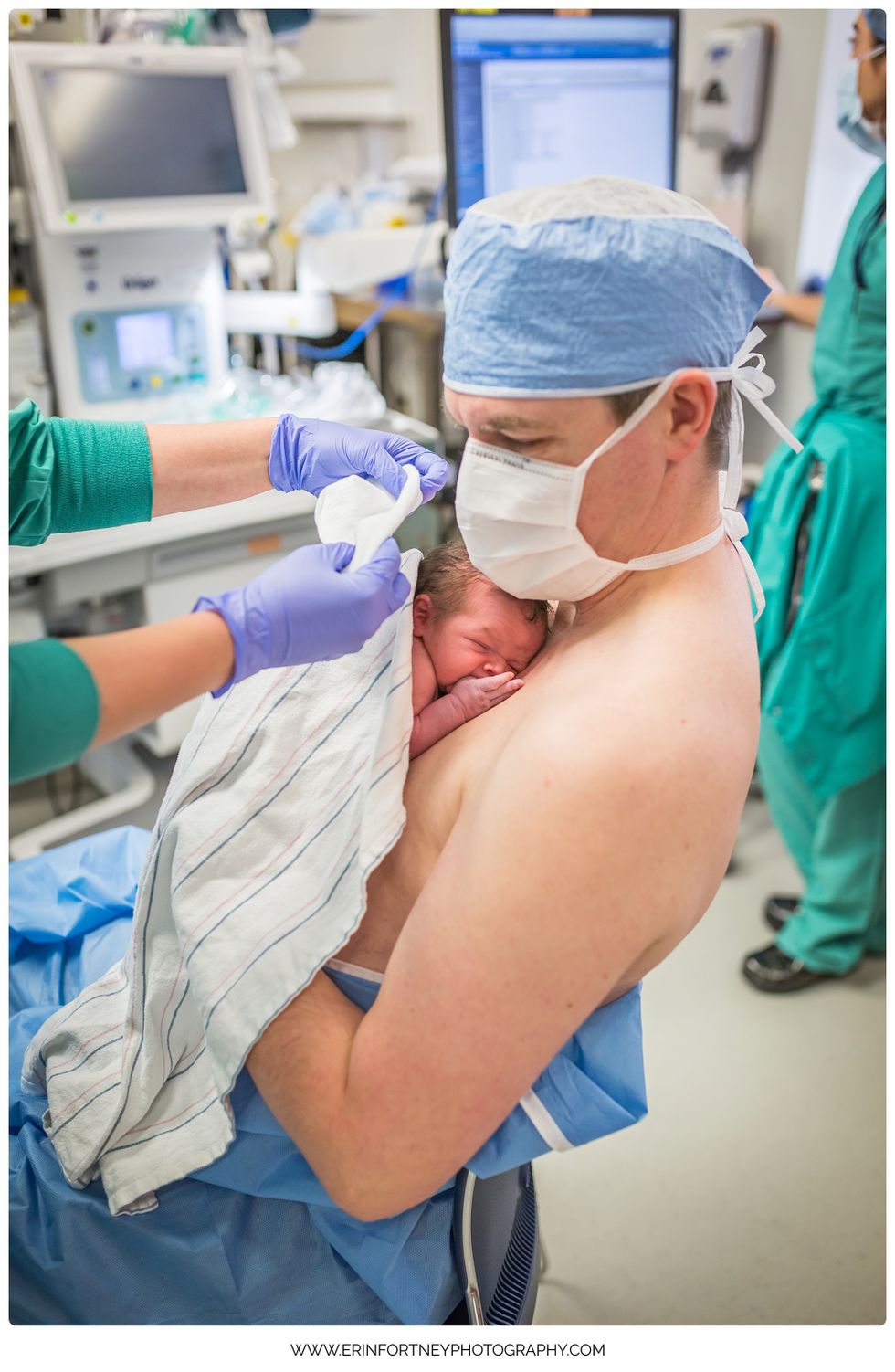 viral pictures show dad doing skin to skin with his twin babies for a very good reason 0 Motherly